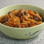 Тушкована яловичина з морквою та овочами