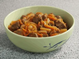 Тушкована яловичина з морквою та овочами