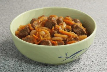 Тушкована яловичина з морквою та овочами